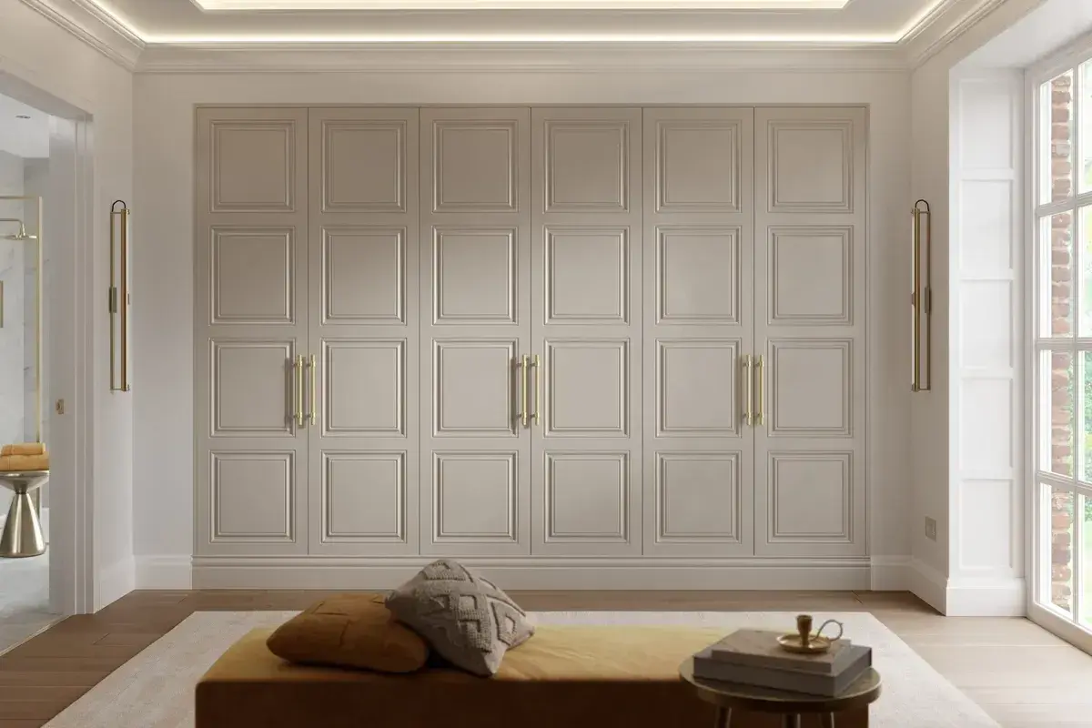 Elegant PAX garderob med paneldörrar och guldfärgade handtag. Perfekt pax garderob inspiration för ett lyxigt sovrum.