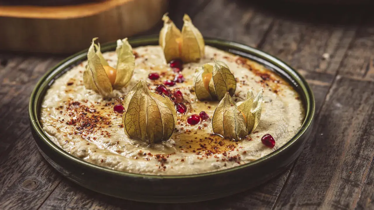 Krämig baba ganoush med physalis och granatäppelkärnor, perfekt för ett enkelt baba ganoush recept.