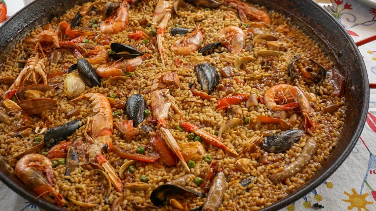 En stor paella fylld med räkor, musslor och ris. Ett perfekt paella recept för en festmåltid.