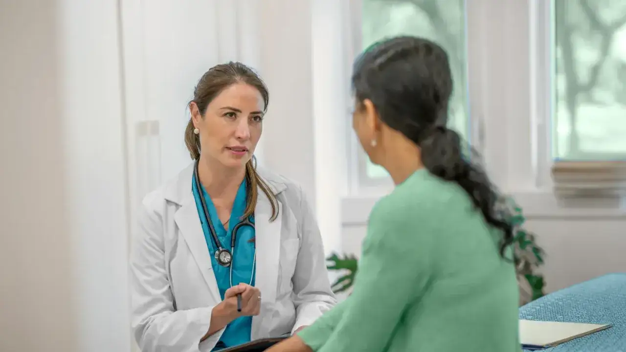 Läkare diskuterar klimakteriet, sexlust och medicin med patient.