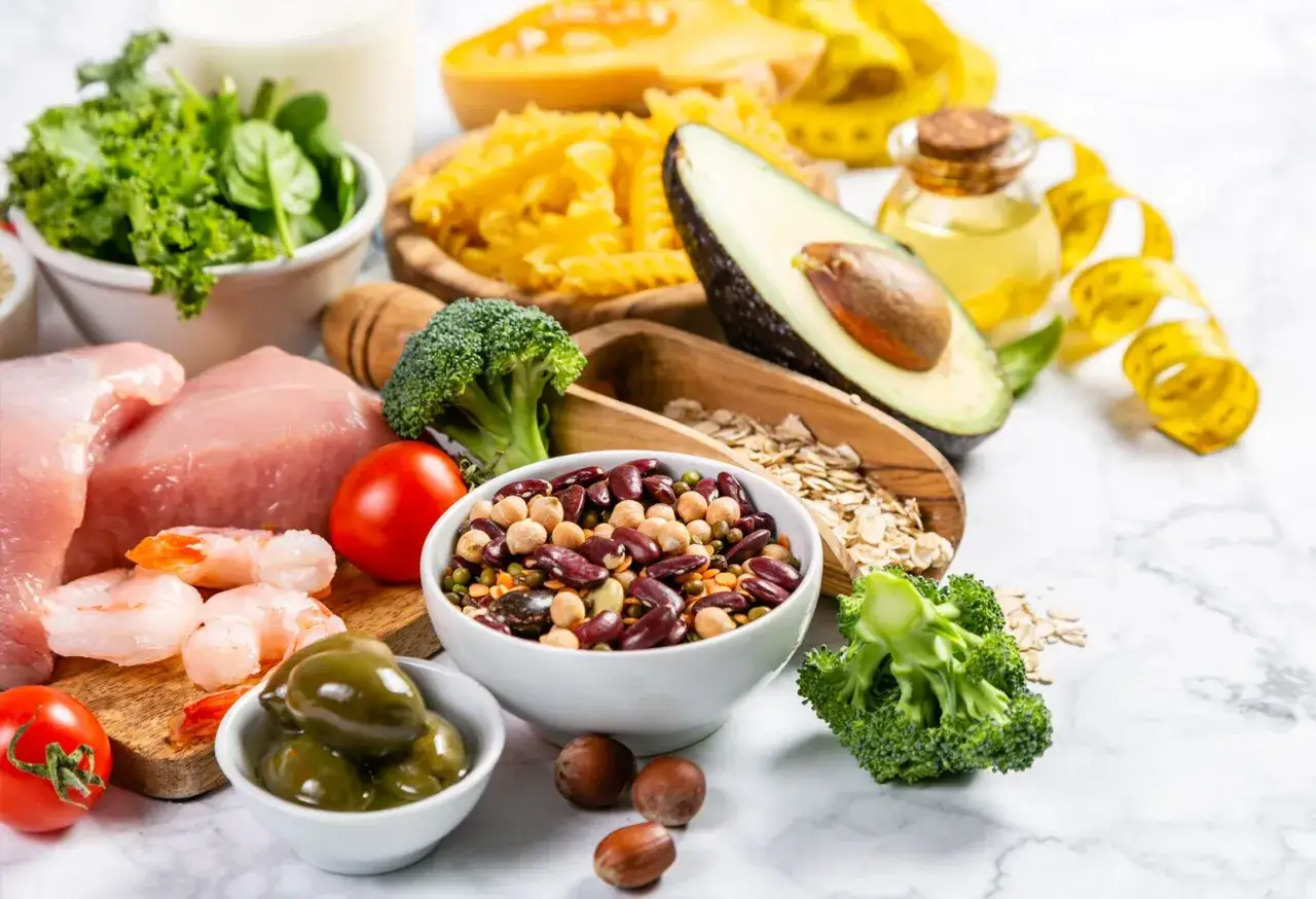 En bild som visar matvaror som kan associeras med dash-dieten nackdelar: k&ouml;tt, r&auml;kor, b&ouml;nor, broccoli, avokado, havregryn, olivolja och gr&ouml;nsaker.