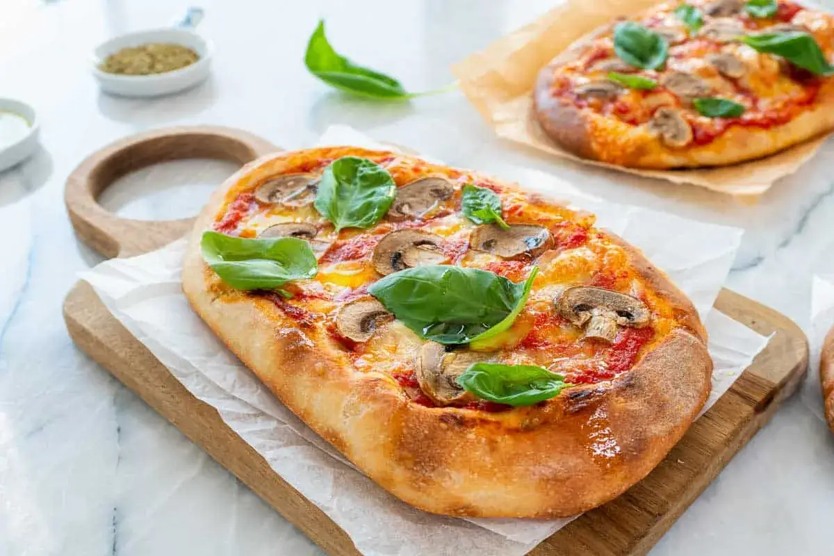 Enkla pinsa med champinjoner och basilika, perfekt f&ouml;r ett snabbt pinsa recept.
