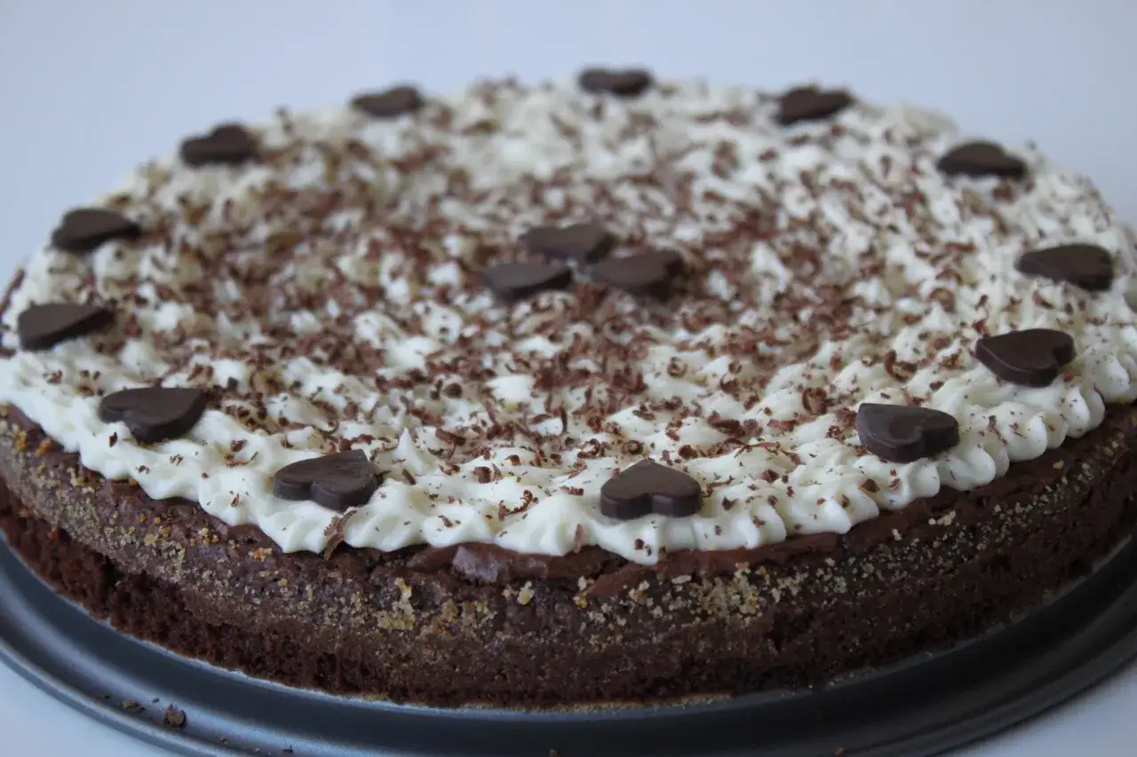 En gudomlig glutenfri chokladkaka med fluffig gr&auml;dde, chokladstr&ouml;ssel och hj&auml;rtformade chokladbitar.