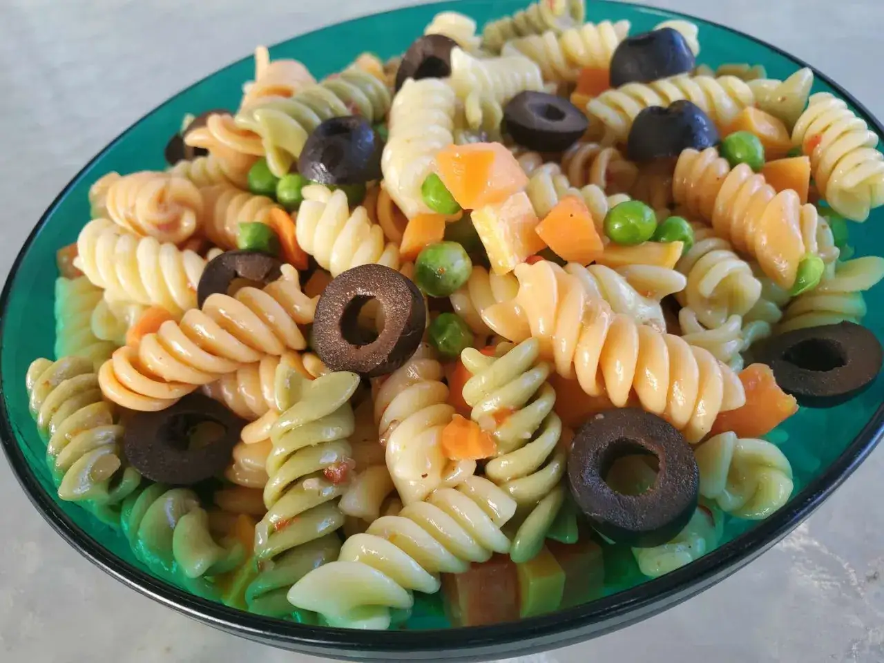 Pastasallad med rotfrukter och oliver. Ett enkelt pastasallad recept som passar perfekt till lunch eller middag.