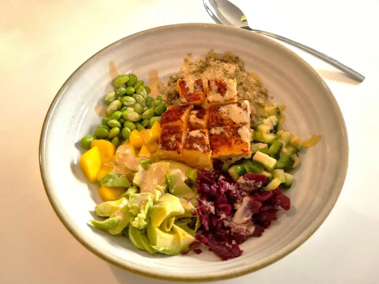 En sk&aring;l med lax, avokado, mango, edamameb&ouml;nor, r&ouml;dbetor och quinoa. En h&auml;rlig m&aring;ltid med bra mat utan kolhydrater.