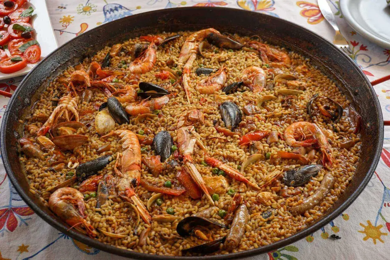 Stor paella med räkor, musslor och kräftor. Ett perfekt paella recept för en festmåltid.
