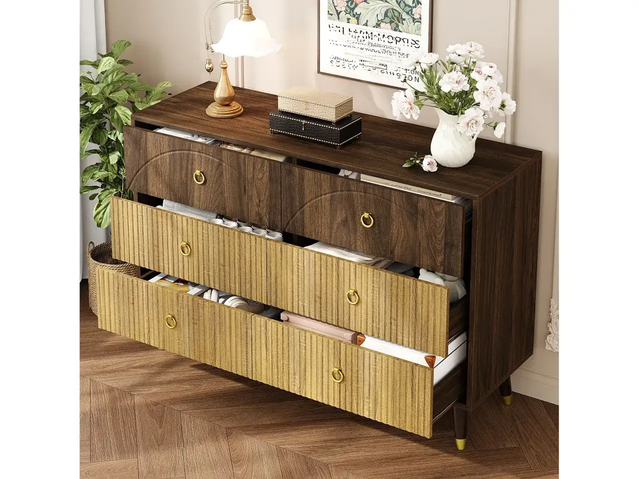 En m&ouml;rk tr&auml;byr&aring; med guldf&auml;rgade l&aring;dfronter och handtag. Perfekt byr&aring; sovrum inspiration f&ouml;r att organisera dina saker.