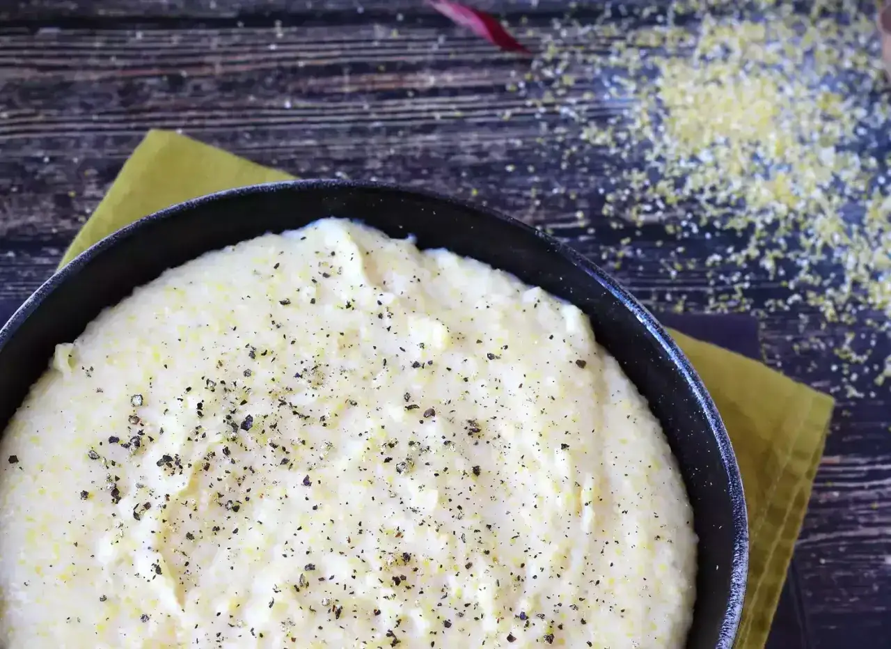 Kr&auml;mig polenta i en gjutj&auml;rnspanna, str&ouml;dd med peppar. Perfekt f&ouml;r ett enkelt polenta recept.