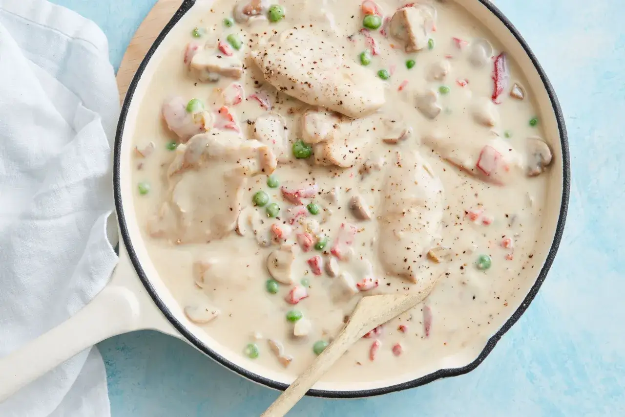 Kr&auml;mig chicken a la king med kycklingfil&eacute;, champinjoner, &auml;rtor och paprika i en vit s&aring;s. En klassiker som passar perfekt till middag.