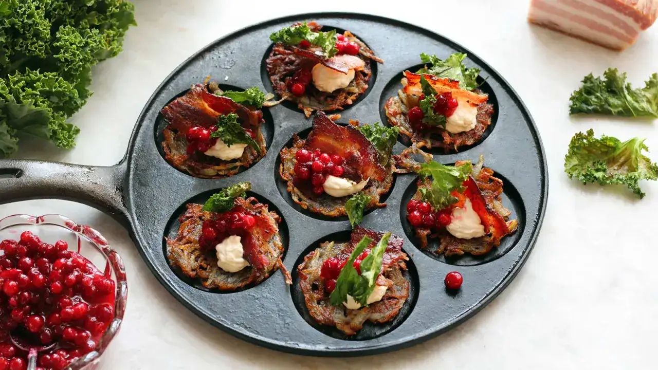 Sm&aring;, krispiga r&aring;rakor med bacon, gr&auml;ddfil och r&aring;r&ouml;rda lingon. Ett perfekt r&aring;raka recept f&ouml;r mingel!