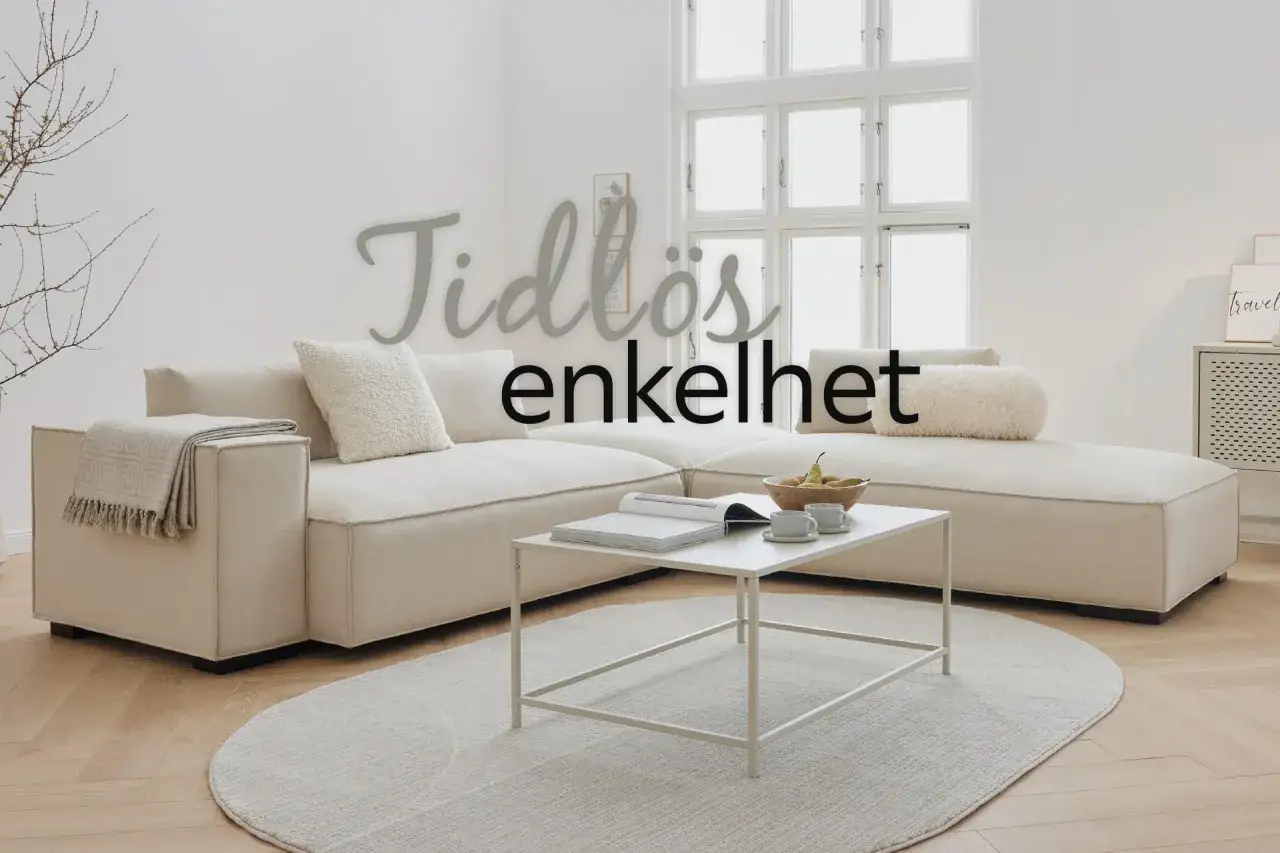 En ljus och inbjudande soffgrupp med en vit soffa, kaffebord och en rund matta. Perfekt tv rum inspiration för ett modernt hem.