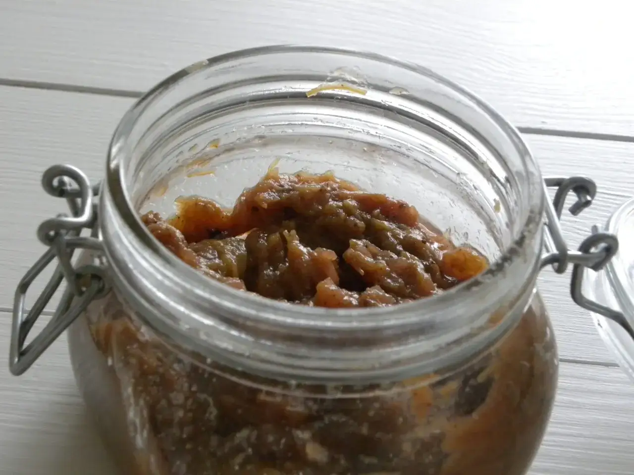 En burk med hemlagad rabarber chutney. Den gyllene, s&ouml;ta och syrliga chutney &auml;r perfekt till ostbrickan.