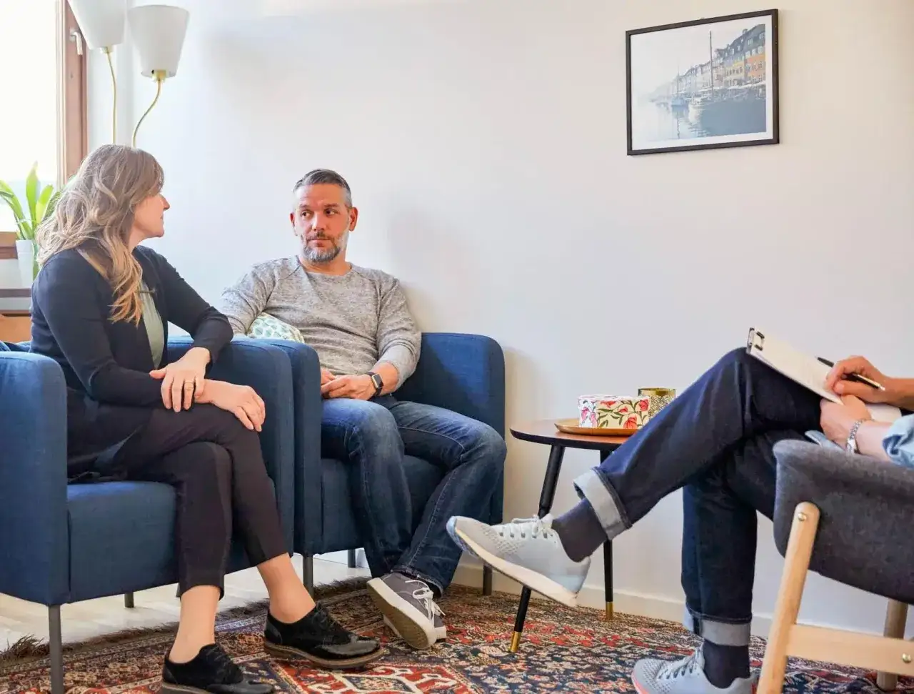 Tv&aring; vuxna syskon sitter i varsin f&aring;t&ouml;lj, tysta och med blicken riktad &aring;t olika h&aring;ll. De verkar vara syskon som inte vill umg&aring;s, kanske i en terapisession.