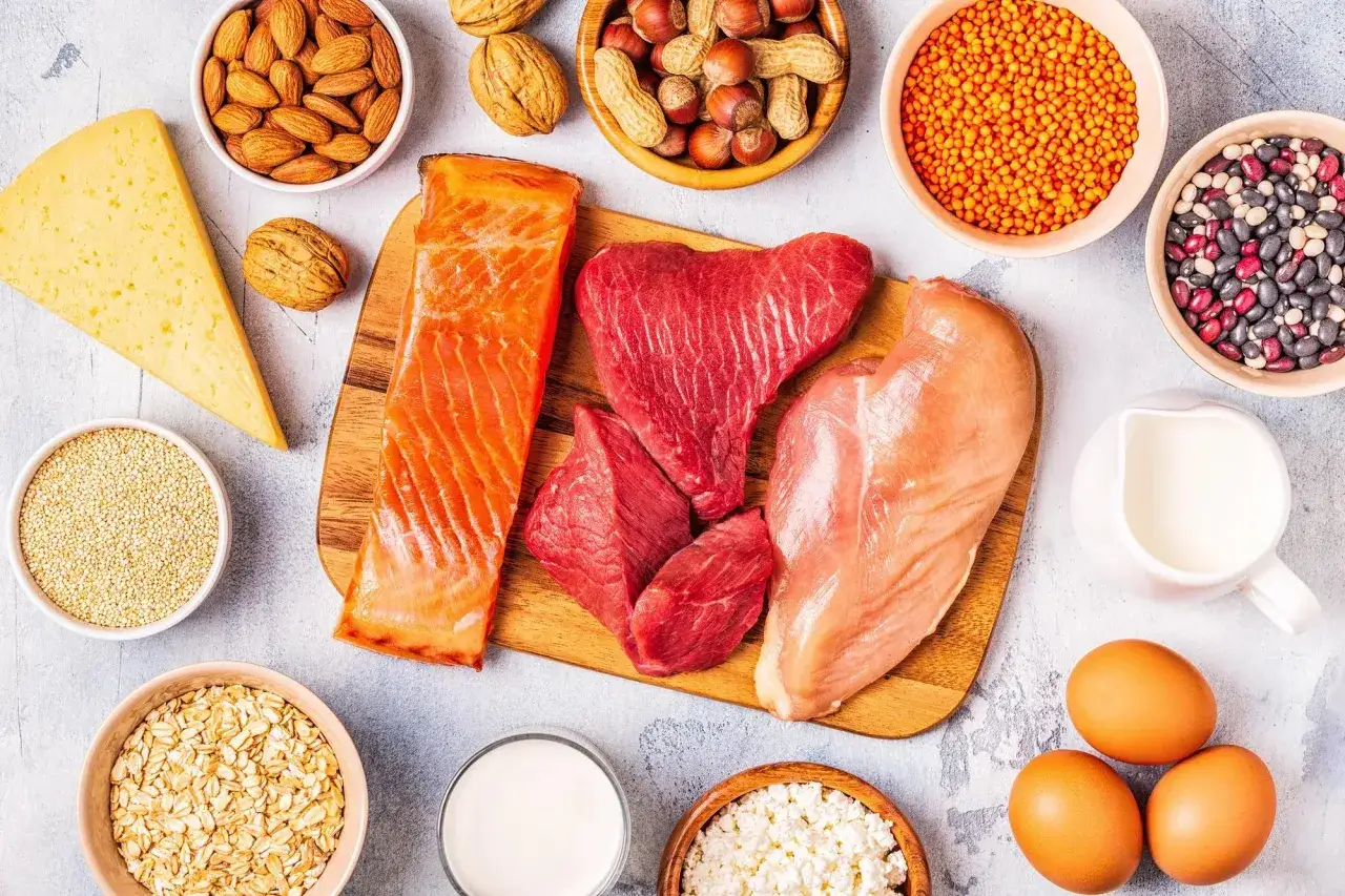 En variation av proteinrik mat: lax, n&ouml;tk&ouml;tt, kyckling, &auml;gg, ost, n&ouml;tter, linser, b&ouml;nor, havregryn, quinoa och mj&ouml;lk.