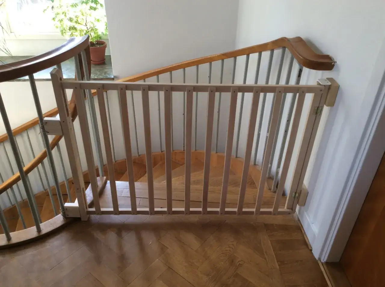 En nybyggd barngrind av tr&auml; skyddar trappan.
