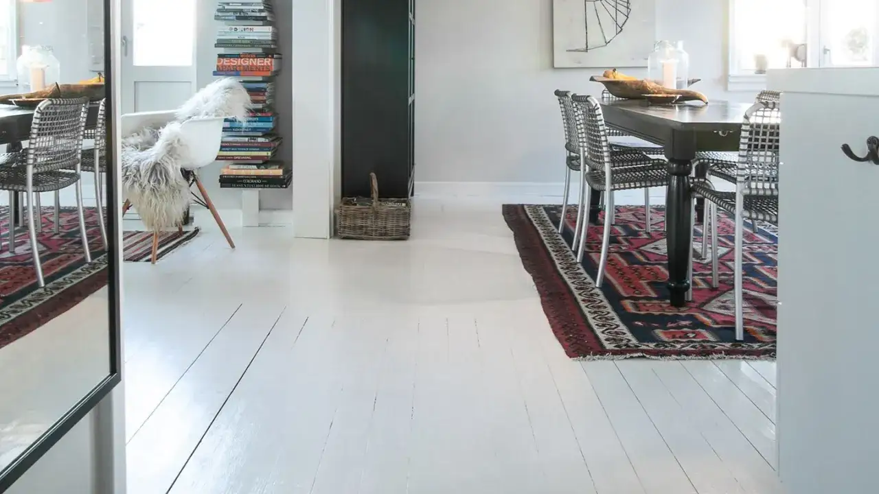 Vitt m&aring;lat golv ger en ljus och luftig k&auml;nsla. Perfekt m&aring;la golv inspiration f&ouml;r ett modernt hem.