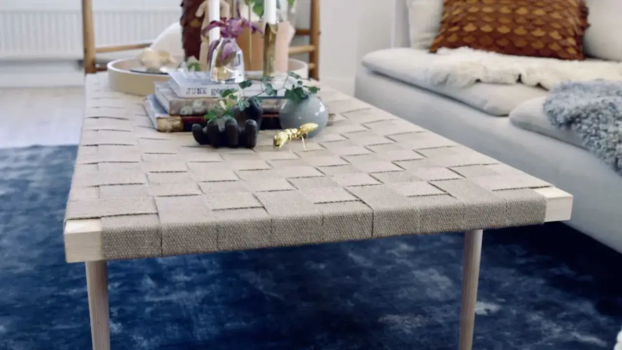 Ett unikt diy soffbord med flätad topp i naturmaterial. Perfekt för den som gillar att skapa egna möbler.