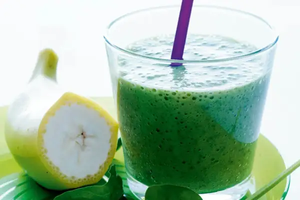 Grön smoothie med banan och spenat, perfekt för nyttiga smoothies viktnedgång.