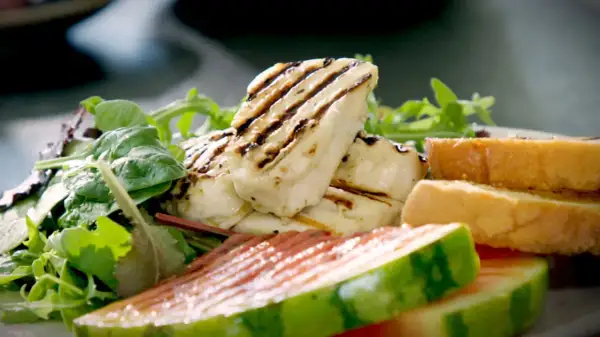 Grillad halloumi med sallad, vattenmelon och bröd. Ett enkelt medelhavskost recept för en lätt lunch.