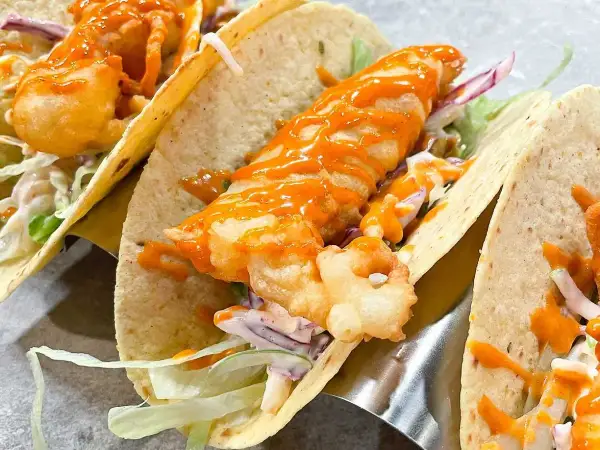 Friterade fiskfiléer i mjuka tortillas, toppade med krämig sås och krispig kål. Läckra fish tacos!