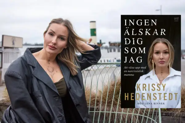 Krissy Hedenstedt poserar bredvid omslaget till sin bok "Ingen älskar dig som jag", som handlar om att växa upp med en narcissistisk mamma.