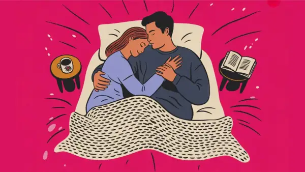 Ett par kramas i sängen. En bok och en kaffekopp står på sängbordet. Kärlek och intimitet, även under mens.