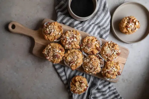 Muffins med havre och mandel, perfekt viktnedgång mat. En kopp kaffe bredvid.