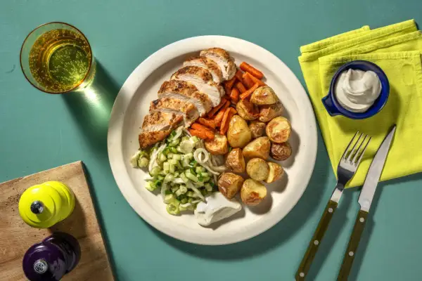 Tallrik med kyckling, rostade potatisar, morötter och en fräsch sallad. Perfekt för dig som söker bra mat utan kolhydrater.