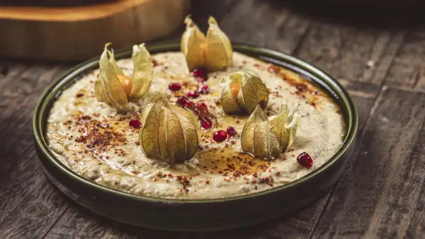 Krämig baba ganoush med physalis och granatäppelkärnor, perfekt för ett enkelt baba ganoush recept.