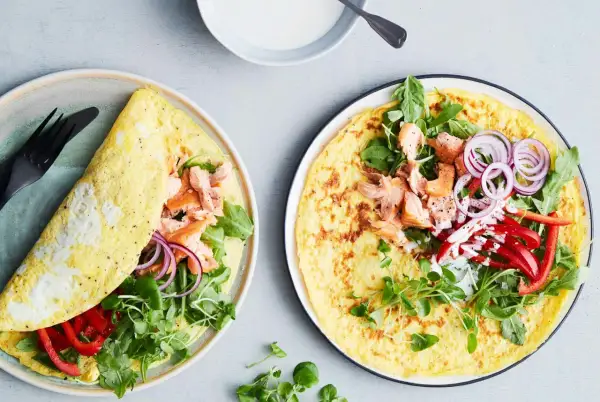 Två omeletter fyllda med lax, grönsaker och en krämig sås. En perfekt och nyttig veckomeny för en snabb middag.
